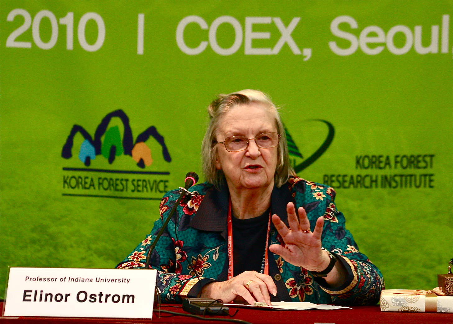 Press Conference_Elinor Ostrom_02