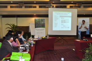 Jurnalis mendengarkan presentasi dalam pelatihan penulisan mengenai REDD+ dan lahan basah