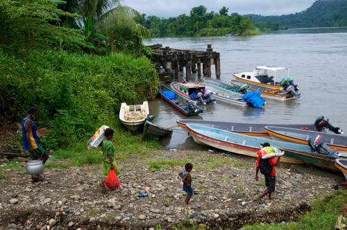 The river is a highway, and the source of locals' livelihoods. Mokhamad Edliadi (CIFOR)