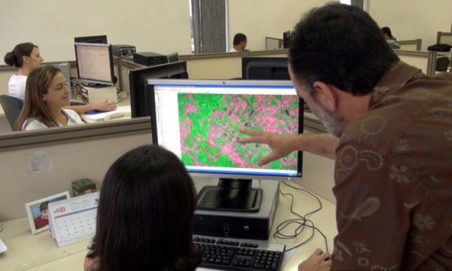 Sejak tahun 2003 pemerintah Brasil telah memberi masyarakat informasi yang transparan dan strategis akan kontrol deforestasi. Apakah contoh ini bisa ditetapkan untuk negara-negara pemilik hutan lainnya?