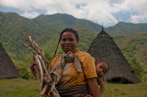 Woman and child in East Nusa Tenggara, Indonesia. REDD+ has the potential to help forests and the communities that depend on them – but only if projects consider the interests of multiple stakeholders. Aulia Erlangga/CIFOR photo