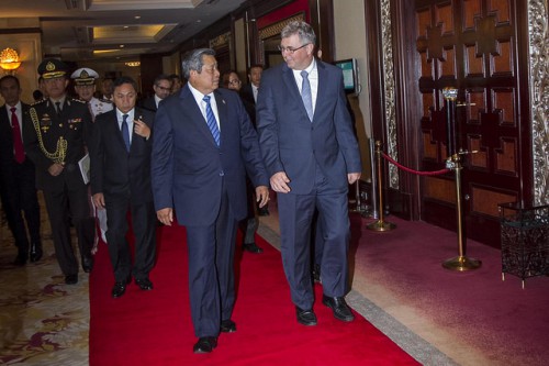 Indonesian President Susilo Bambang Yudhoyono and CIFOR Director General Peter Holmgren talk at the Shangri-La Hotel in Jakarta, 5 May 2014, on Day 1 of the Forests Asia Summit. CIFOR photo