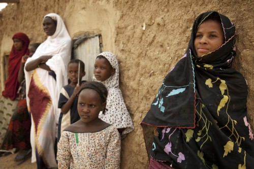Malian girls stand in the shade in Kidal, North of Mali. Photo MINUSMA/Marco Dormino