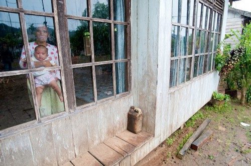 Una madre sostiene a su bebé en una aldea de Kalimantan Oriental, Indonesia. Investigadores temen que los programas de cambio climático y desarrollo consoliden desequilibrios de poder. Foto: Moses Ceaser/CIFOR.