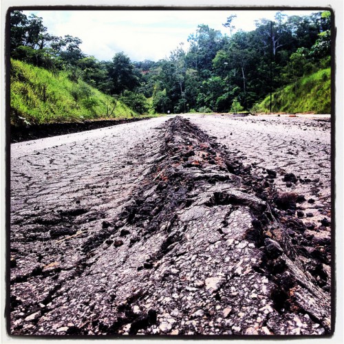 Amazonia peruana: uno de los caminos principales a Brasil dañado por un terremoto reciente. El camino hacia una reconciliación entre desarrollo y conservación es igualmente escabroso, advierte un destacado experto. Foto Marco Simola/CIFOR.