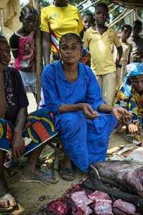 Jeanne Mwakembe menjual daging hewan liar di pasar Lukolela, Republik Demokratik Kongo. Daging dari binatang terinfeksi menjadi sumber umum wabah Ebola di waktu lalu. (CIFOR photo