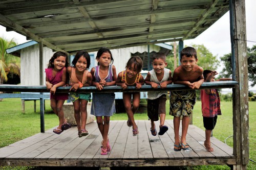 Niños de la comunidad de San Félix en la Amazonia brasileña. Las medidas para garantizar beneficios sociales a las personas del ámbito rural que se han visto afectadas por las iniciativas globales de carbono forestal siguen siendo un tema pendiente. Fotografía de Neil Palmer / CIFOR.