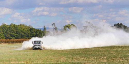 Seorang petani menebar kapur di atas lahannya, wilayah Waikato, Selandia Baru. Penelitian di wilayah itu menunjukkan bahwa pertanian intensif mengarah pada kondisi tumpahan unsur hara berlebihan. Brian NZ