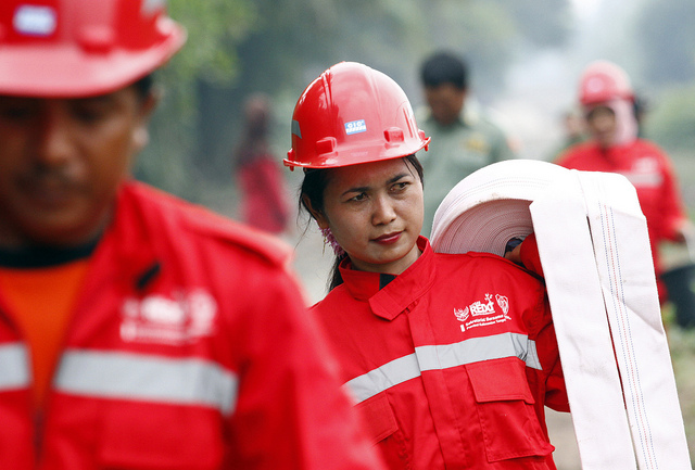 Penduduk mengelola kebiasaan penggunaan api di Indonesia dengan bantuan REDD+