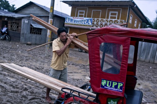 Llevando una carga de bolaina en Pucallpa, Perú. Ernesto Benavides/CIFOR