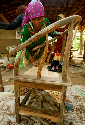 Merangkai tempat hak perempuan dalam perdagangan furnitur di Indonesia