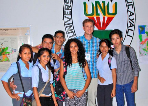 David Salisbury de la Universidad de Richmond junto a un grupo de alumnos de Pucallpa beneficiados del programa HED. Foto: Juan Carlos Huayllapuma Cruz/CIFOR.