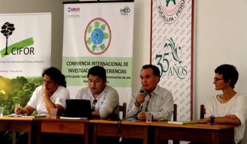 Participantes del panel especial sobre ciencia y políticas públicas organizado por CIFOR en la ciudad amazónica de Pucallpa. Foto CIFOR