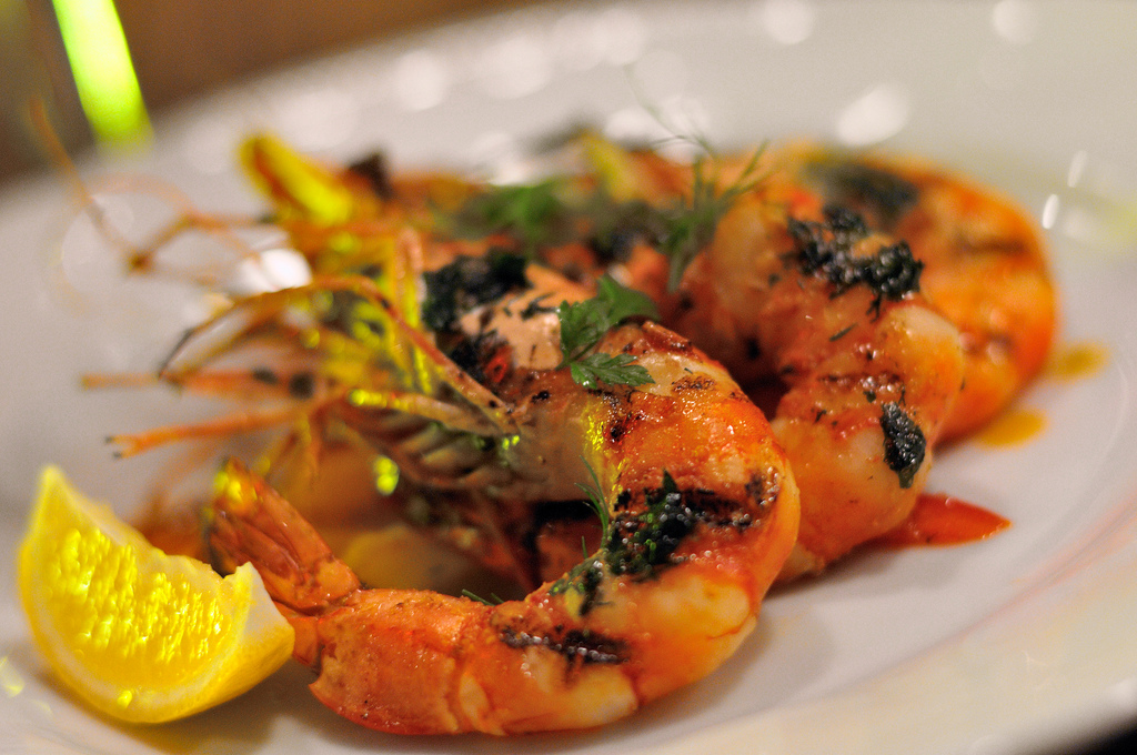 ¿Le encantan los langostinos? Conozca la enorme huella de carbono de su plato favorito