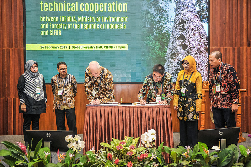 CIFOR dan Indonesia perbarui kerjasama melindungi hutan
