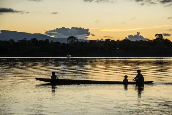 Bote navega cerca del bosque protegido El Sira, en Ucayali, Perú. Juan Carlos Huayllapuma/CIFOR