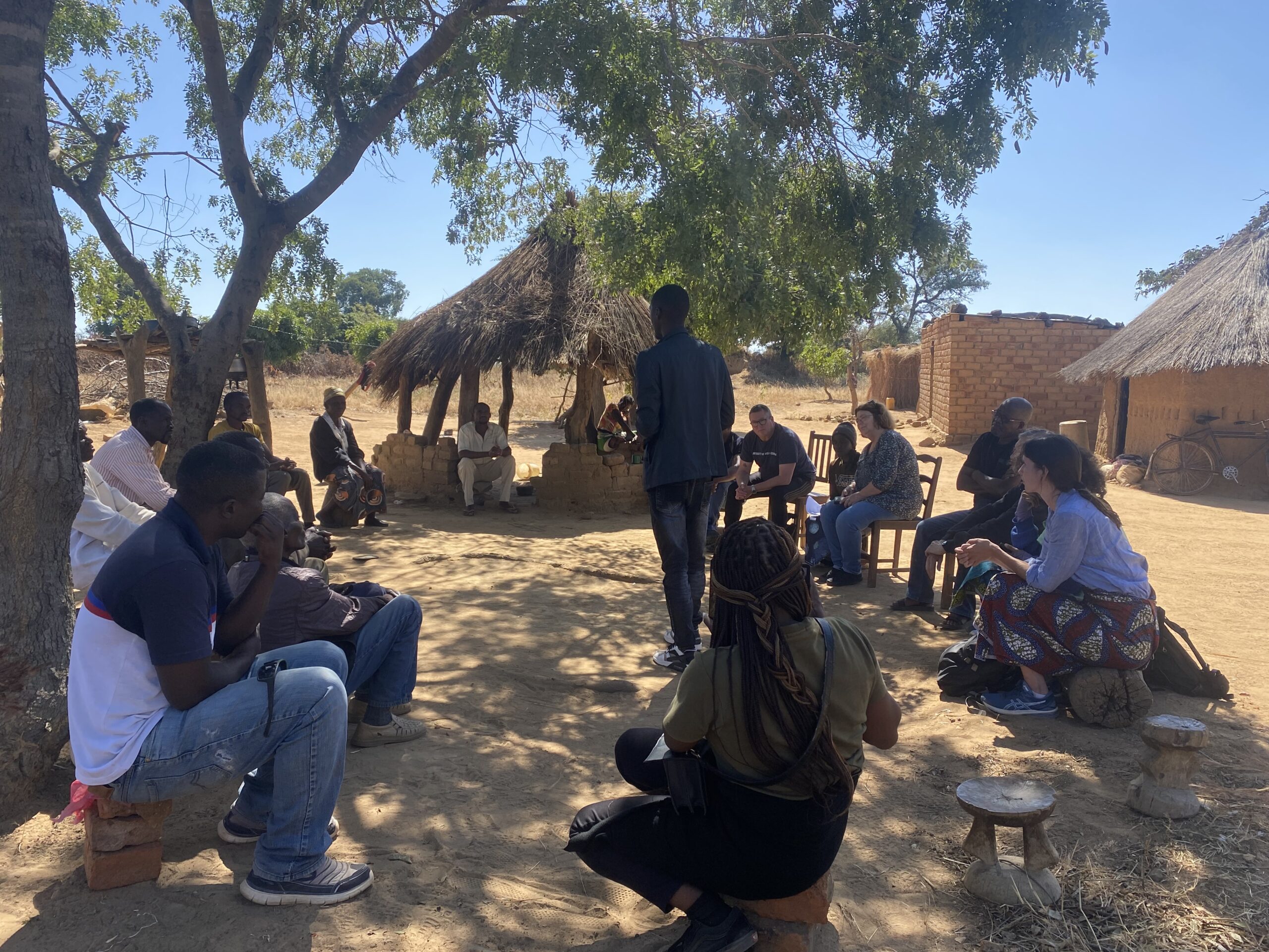The COLANDS team reporting preliminary findings to the headwoman in Siankwembo. Photo by CIFOR-ICRAF
