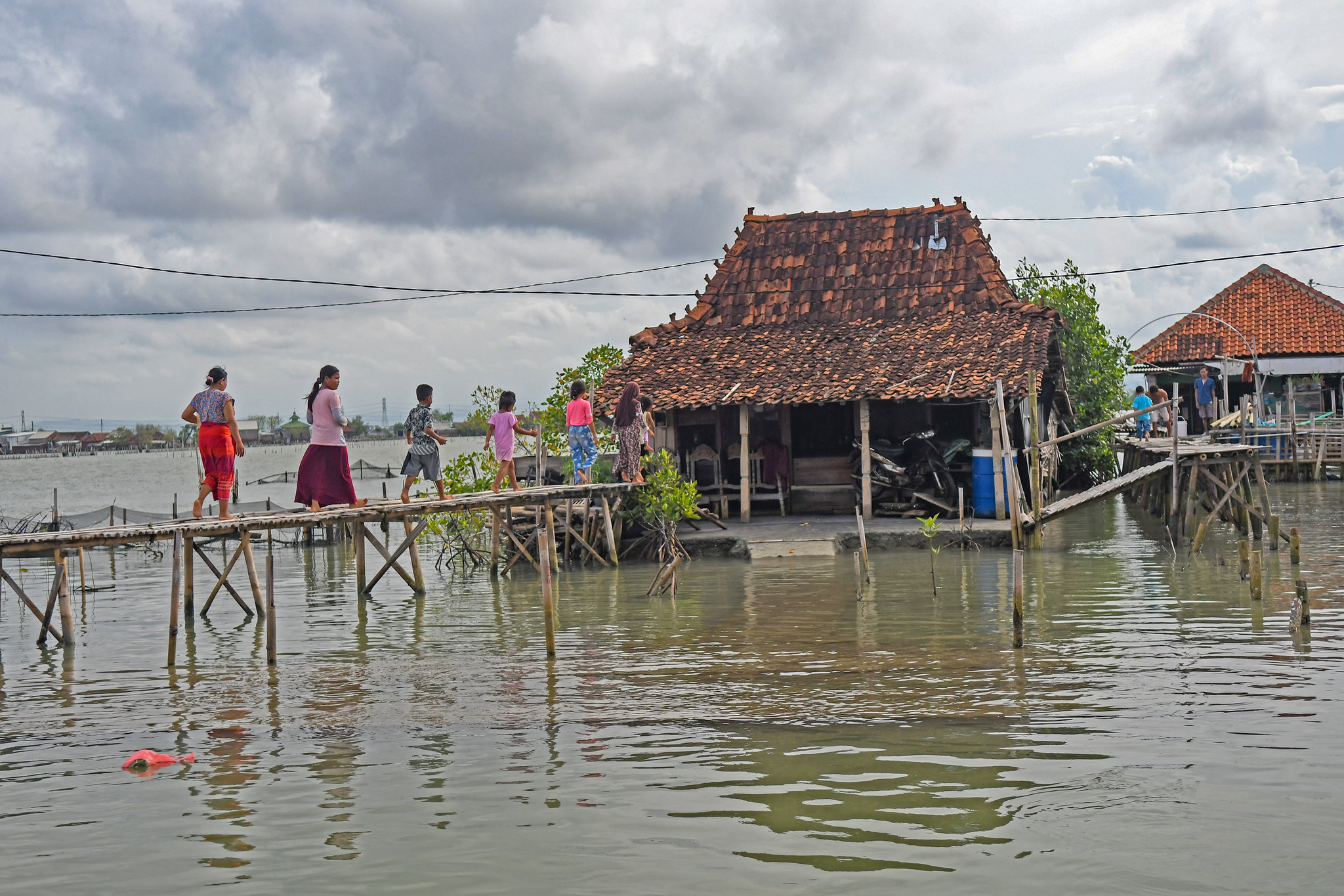 En tiempos de crisis sin precedentes, construyamos puentes y no barreras