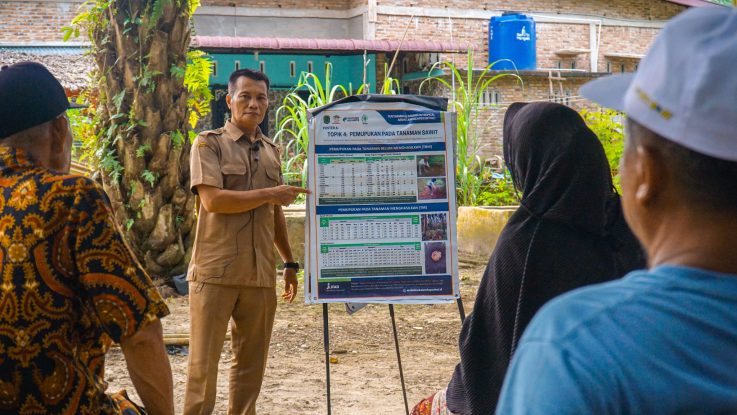 Trainer speaking to oil palm farmers in North Labuhanbatu, Indonesia, during a workshop on making and using organic fertilizer for sustainable farming.