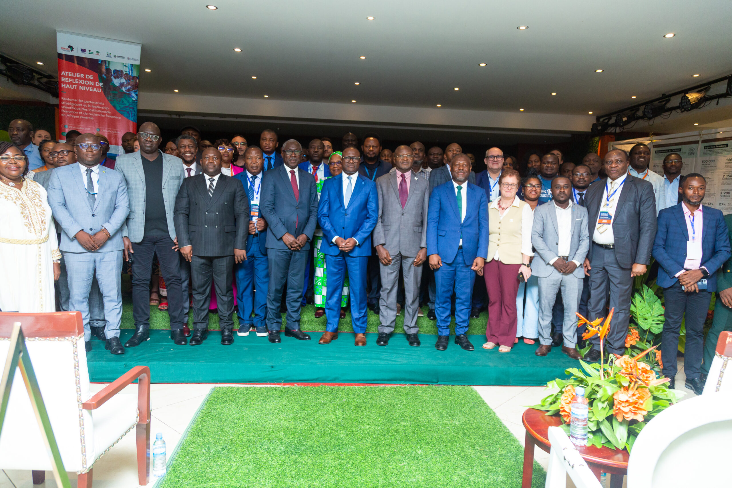 Des chercheurs, des responsables publics et des représentants d’institutions posent pour une photo de groupe à Libreville.