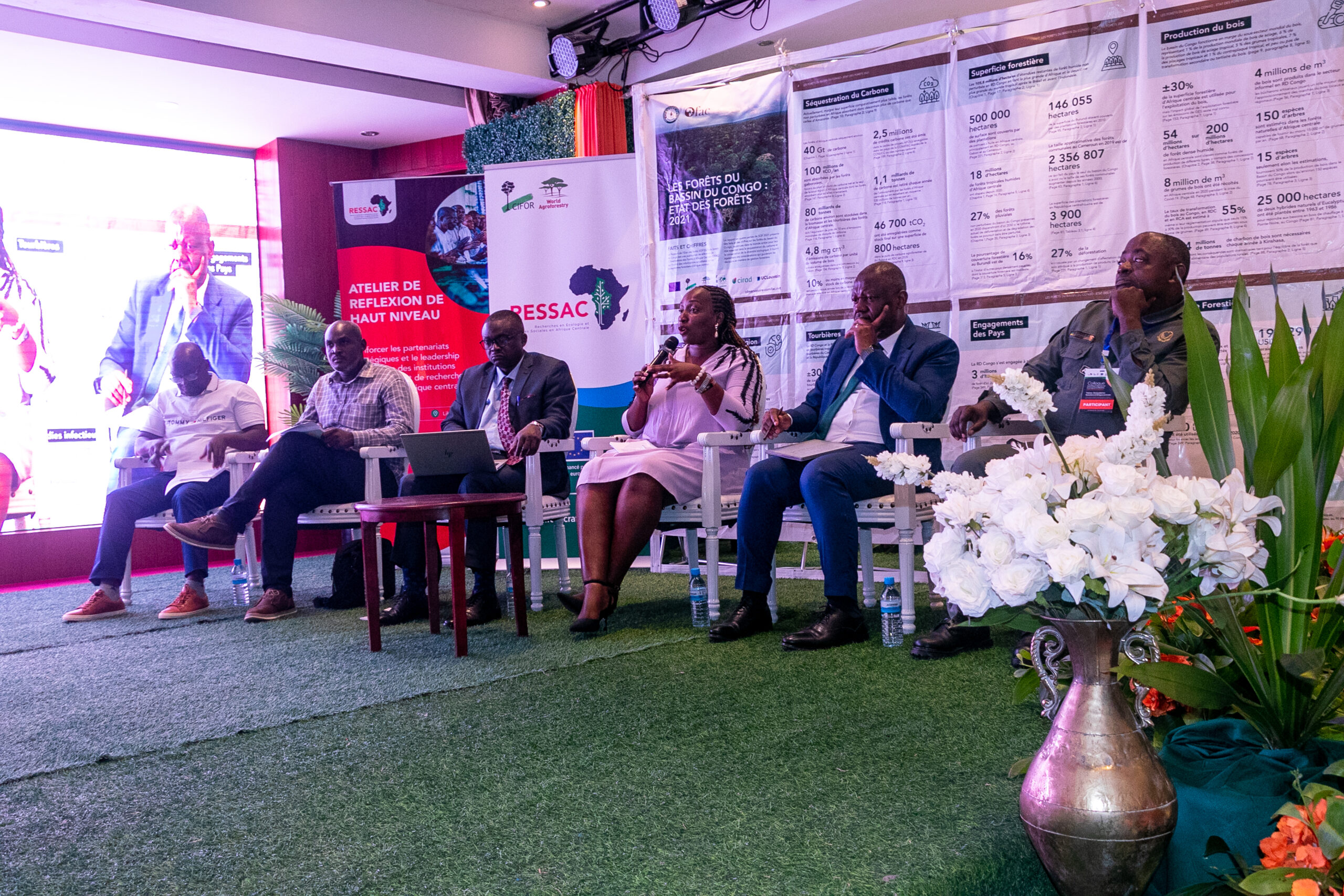Cinq panélistes interviennent lors du symposium scientifique international du RESSAC à Libreville.