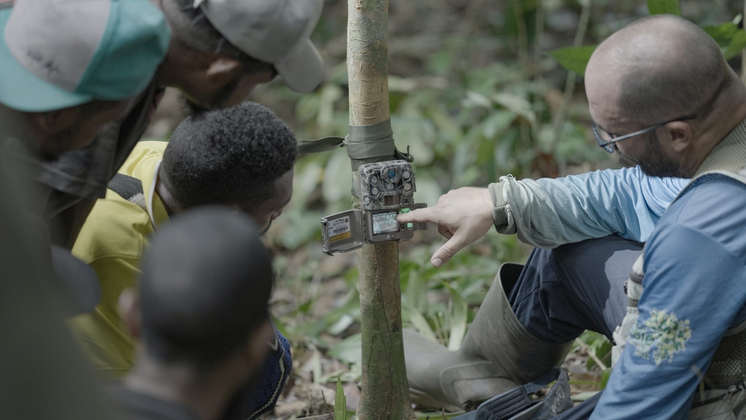 Gabriel Leite demonstrates camera trap setup to Biodiversity Team Leaders during a wildlife monitoring training session in Papua New Guineaโs Managalas Conservation Area.