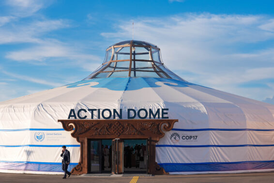 L’Action Dome de la COP17 de la CNULCD à Oulan-Bator, en Mongolie, avec son entrée inspirée de l’architecture traditionnelle mongole et les éléments de communication de la COP17.
