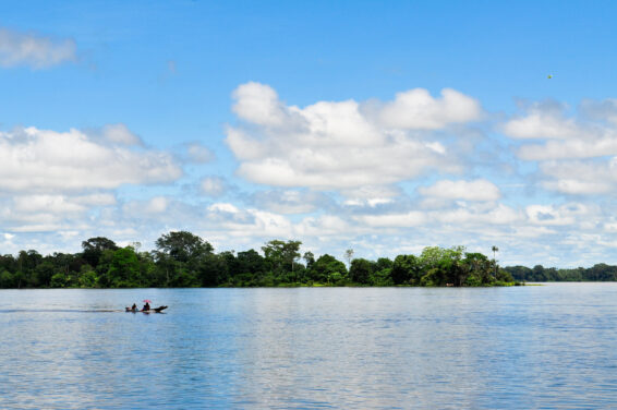 Un barco navegando por el río Amazonas, Brasil.