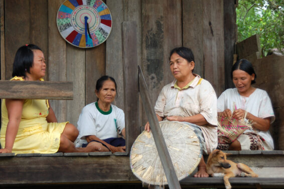 Dayak women in Malinau, East Kalimantan. As carbon programmes expand in the province, ensuring that communities understand and benefit from them remains crucial. Photo by Eko Prianto / CIFOR-ICRAF