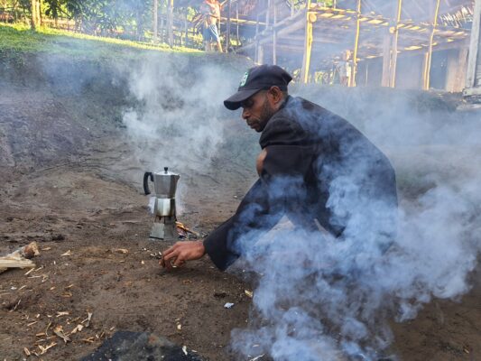 A CIFOR-ICRAF team member prepares coffee over a small wood fire in a village on the Managalas Plateau.